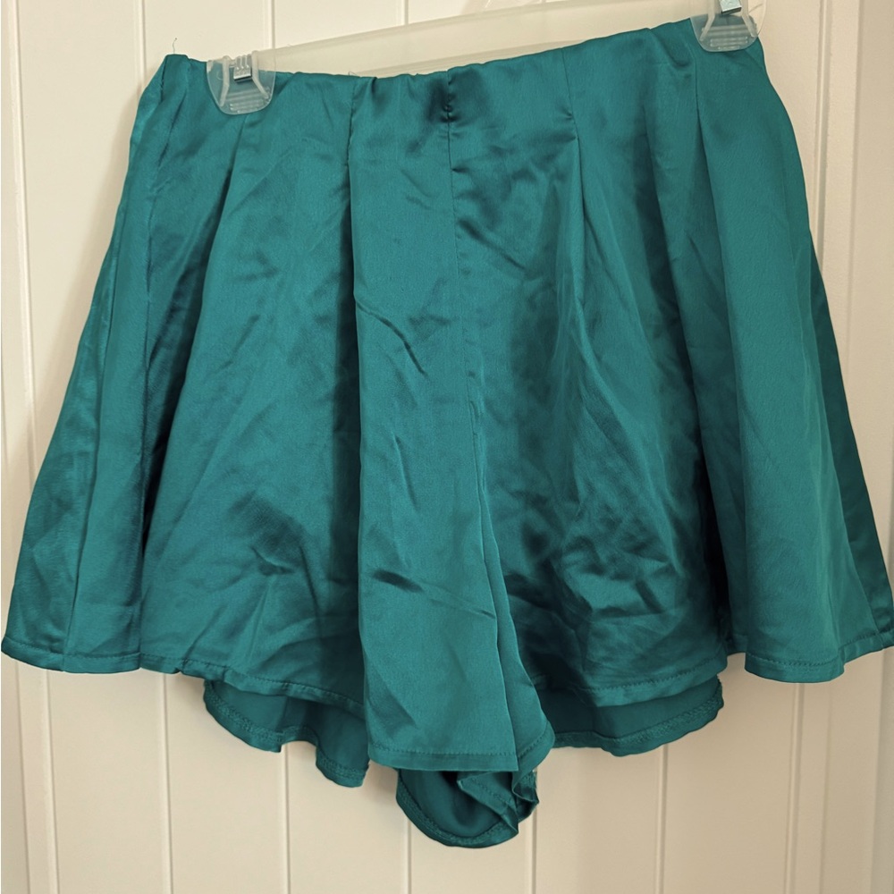 Women’s Solaris style skort. Size medium. Like new. More green than blue